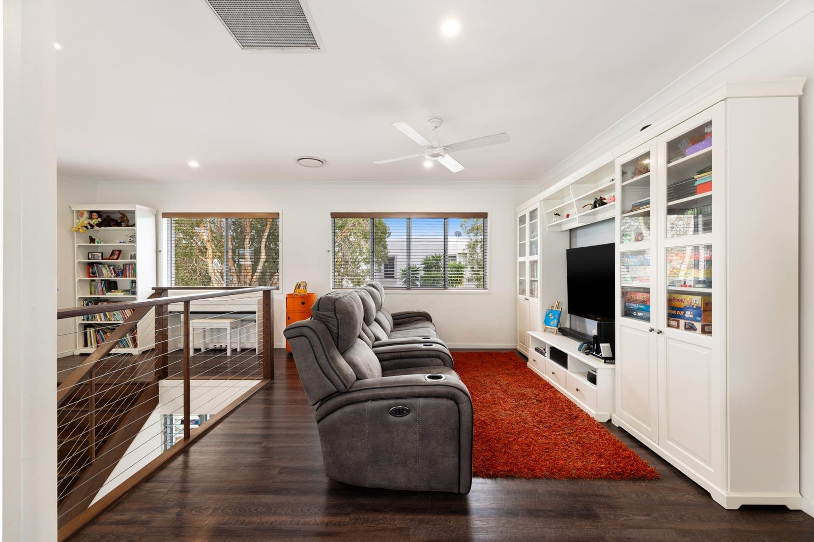 18m River Frontage: North East Waterfront Entertainer!