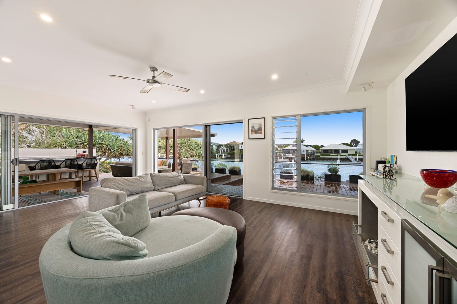 18m River Frontage: North East Waterfront Entertainer!