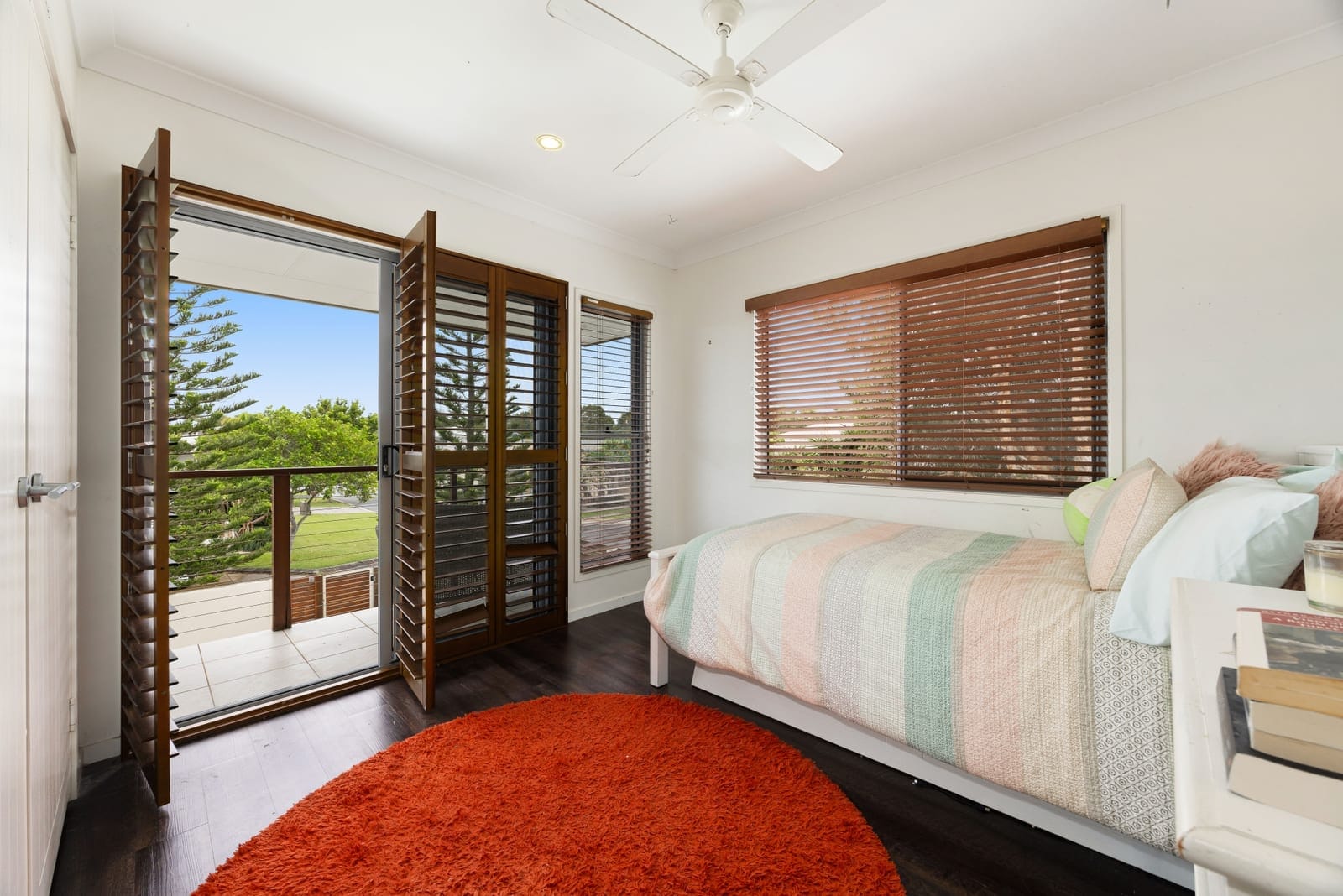 18m River Frontage: North East Waterfront Entertainer!