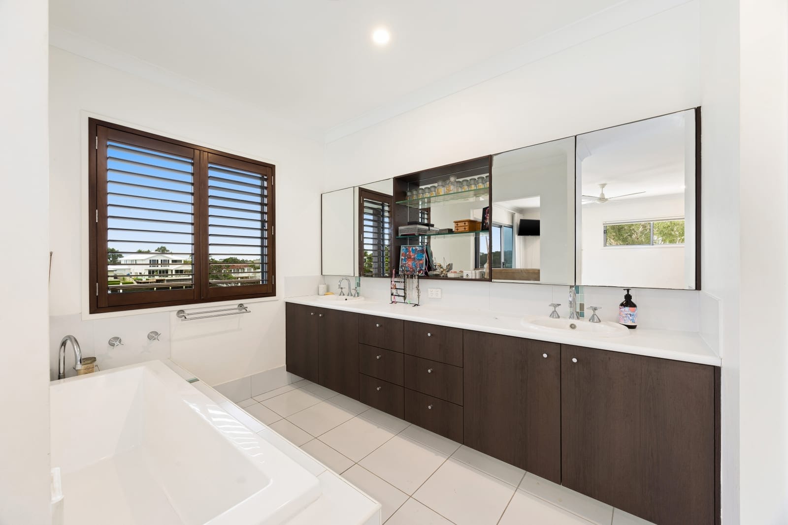 18m River Frontage: North East Waterfront Entertainer!