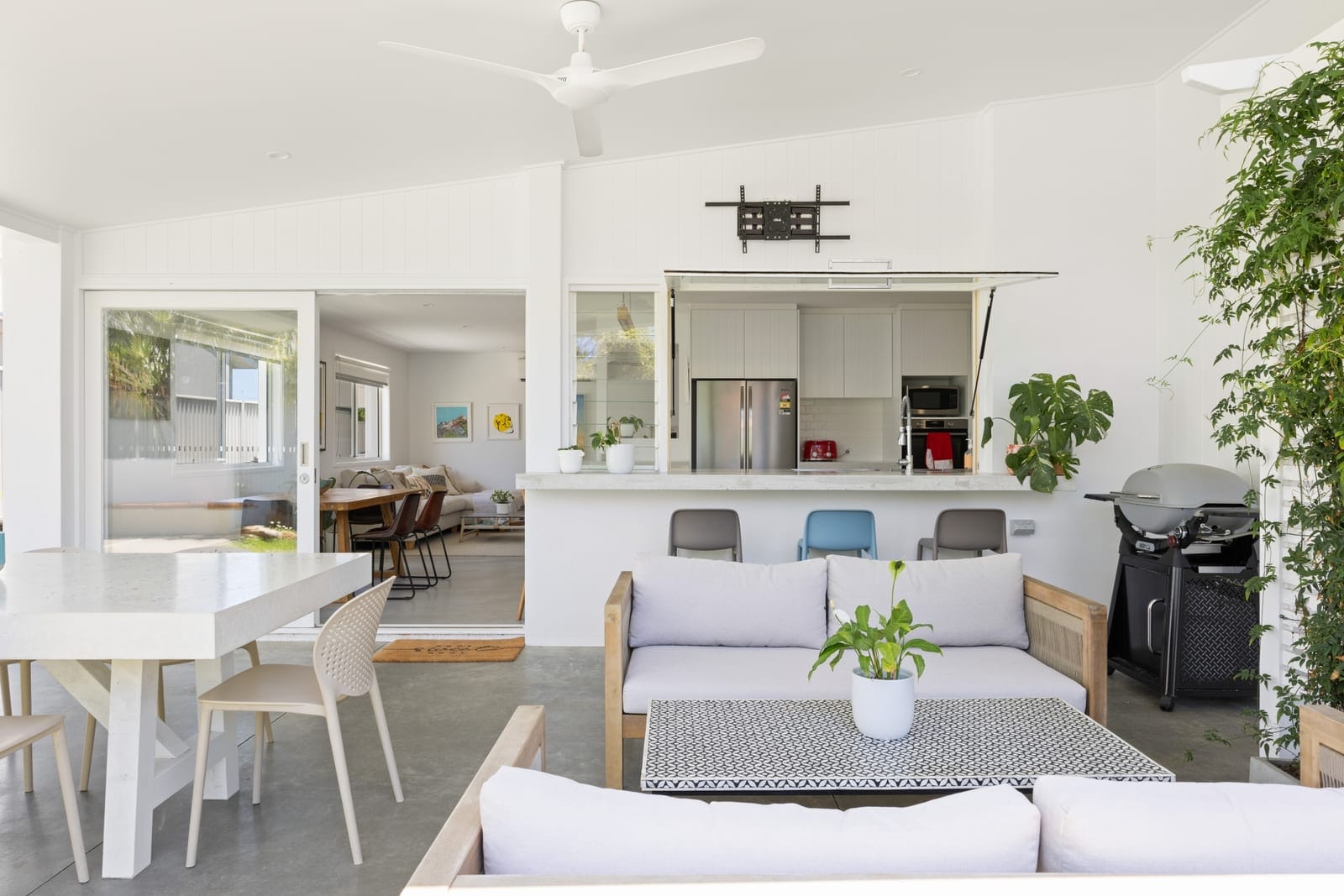 Contemporary retreat in desirable beachside locale!