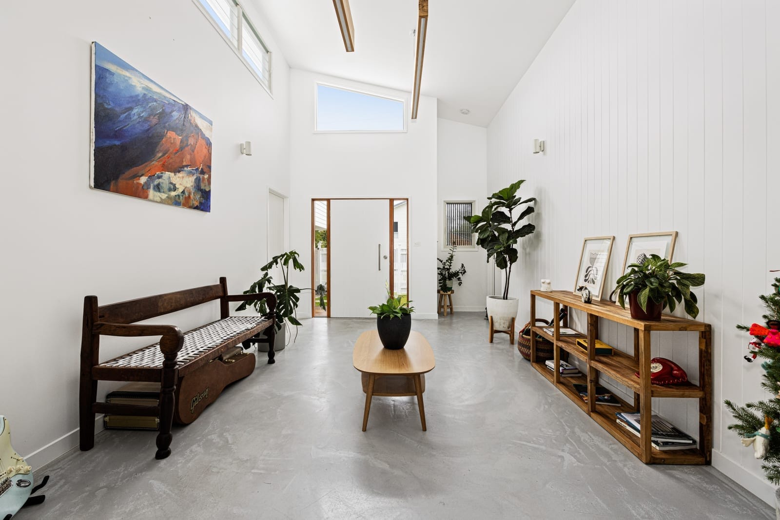 Contemporary retreat in desirable beachside locale!
