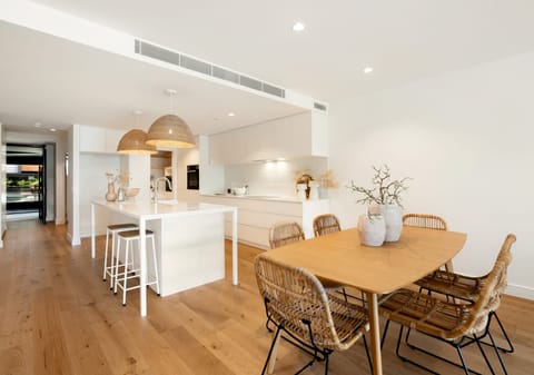 Absolute Beachfront, Stunning New Luxury Apartment