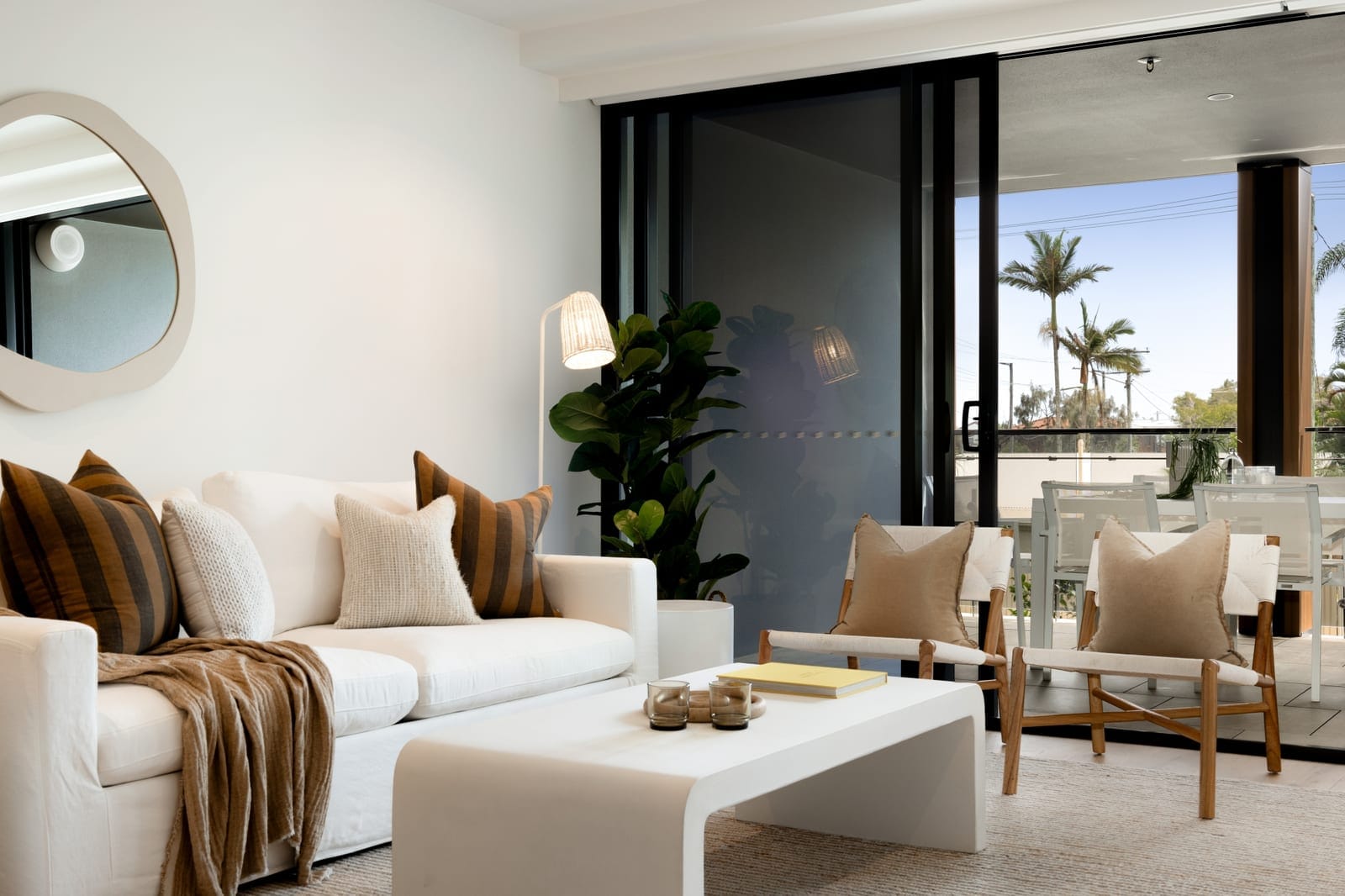 Absolute Beachfront, Stunning New Luxury Apartment