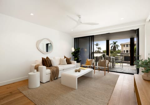 Absolute Beachfront, Stunning New Luxury Apartment
