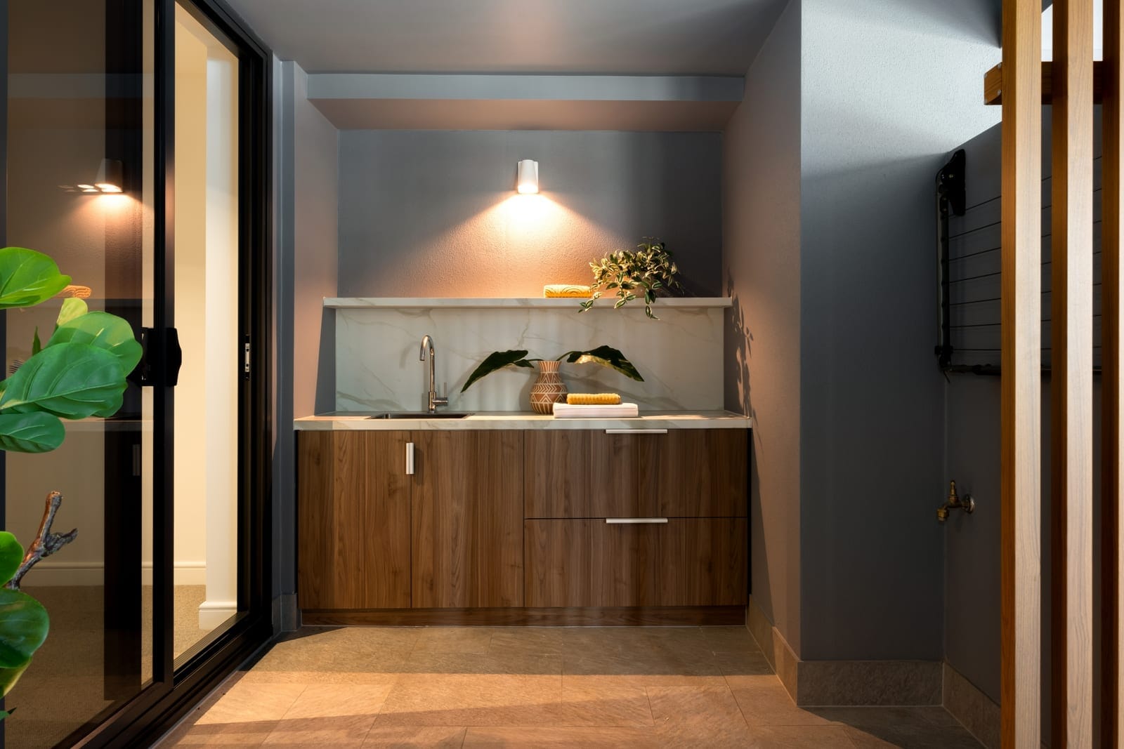 Absolute Beachfront, Stunning New Luxury Apartment