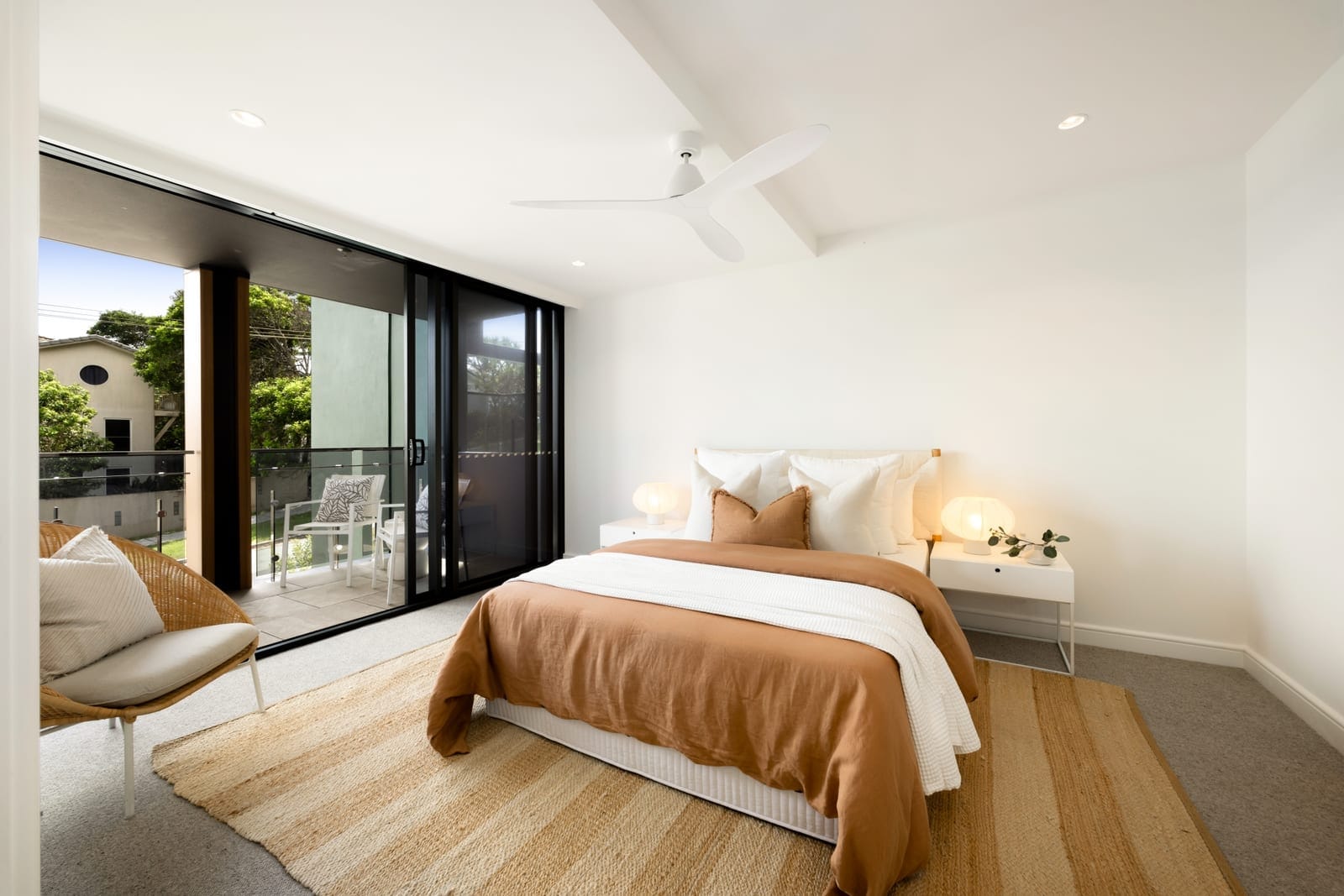 Absolute Beachfront, Stunning New Luxury Apartment