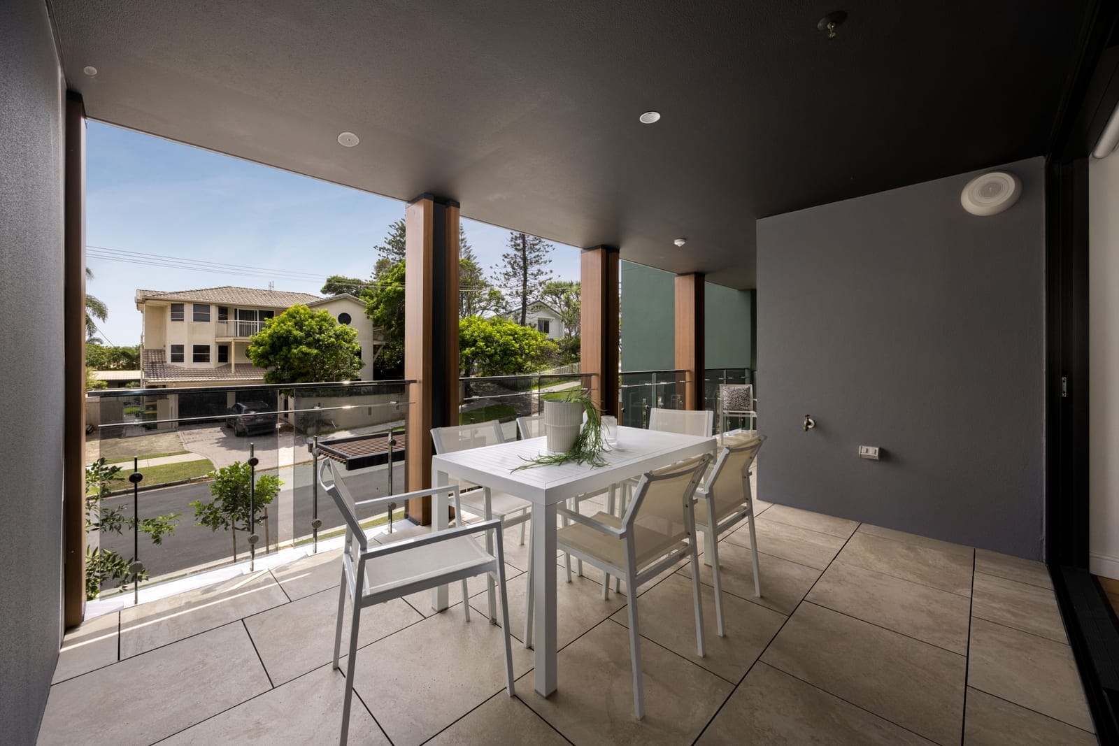Absolute Beachfront, Stunning New Luxury Apartment