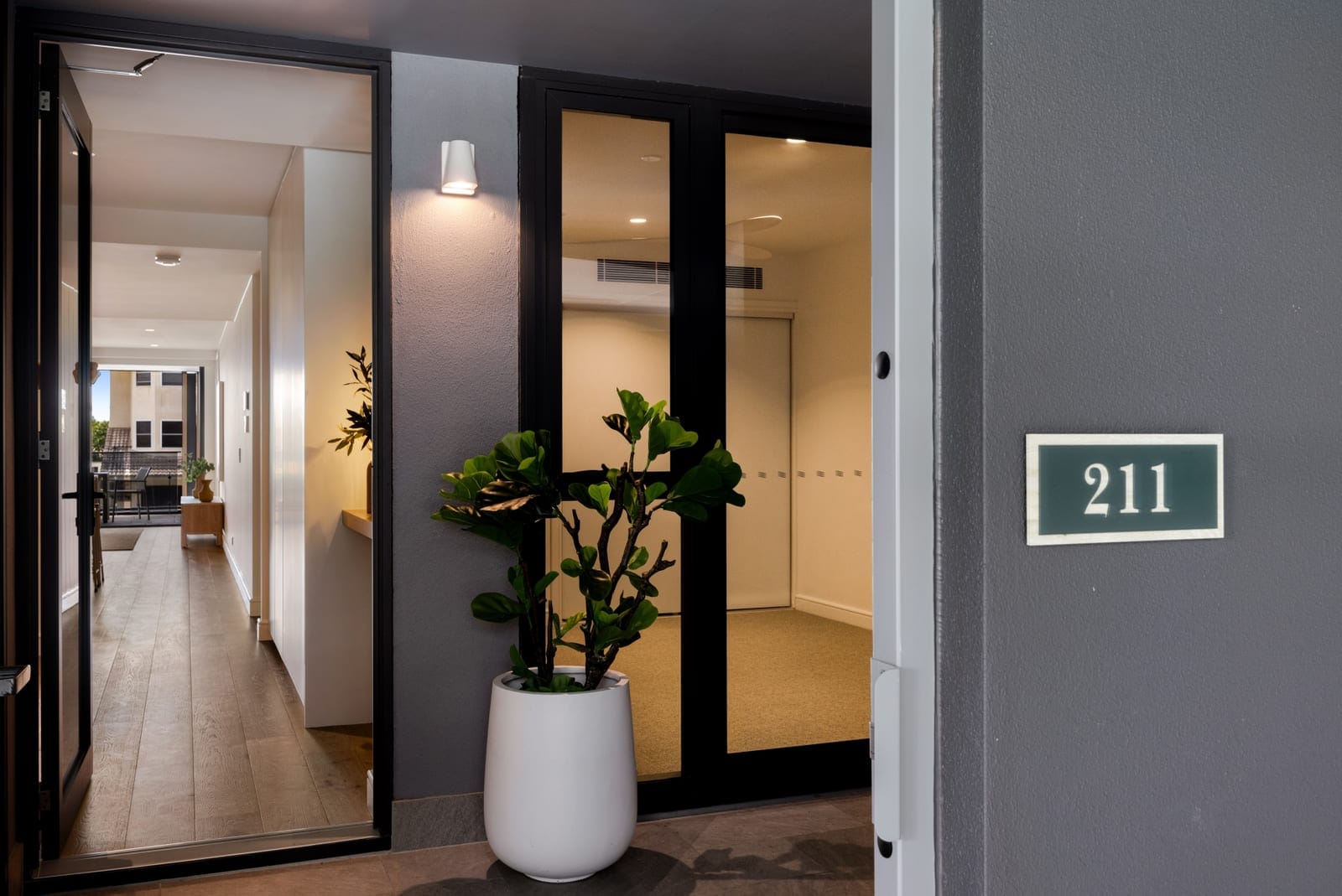 Absolute Beachfront, Stunning New Luxury Apartment