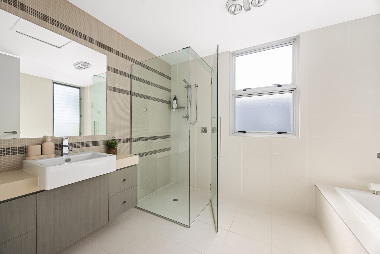 Minyama Magnificence: Light, Height, Luxury