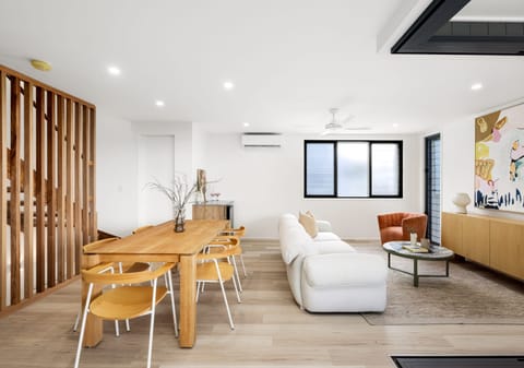 Contemporary & Chic Amongst Rainforest