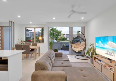 Bright 3-Bedroom Terrace in Sunshine Cove