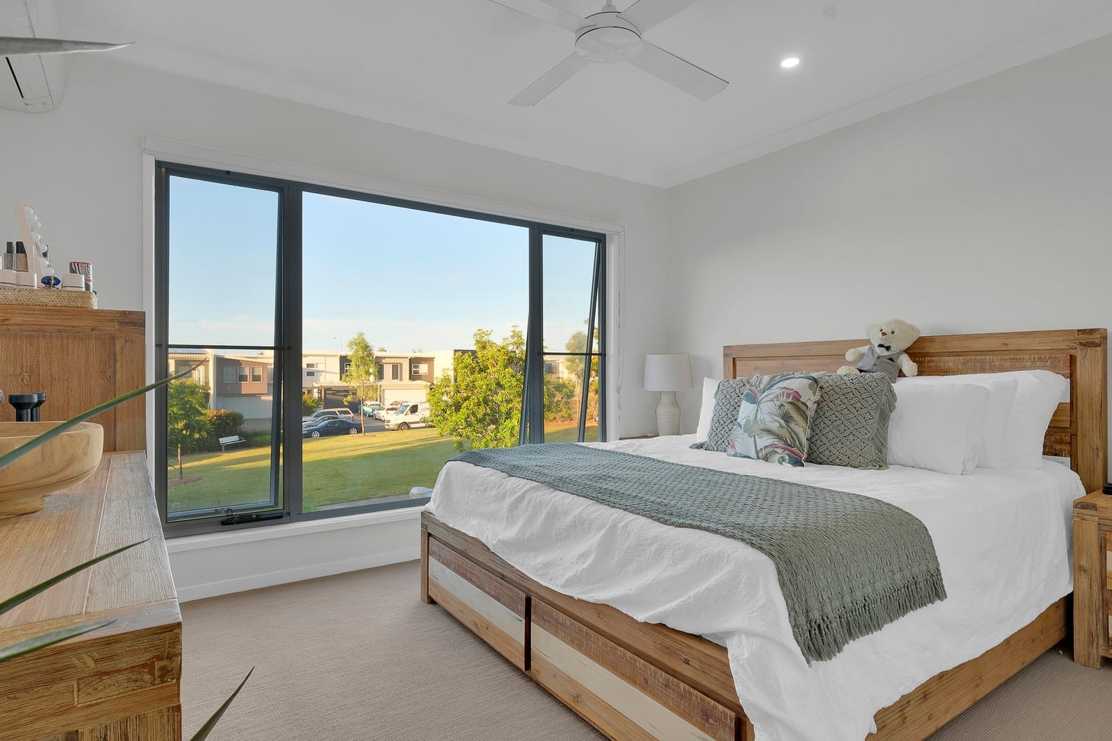 Bright 3-Bedroom Terrace in Sunshine Cove