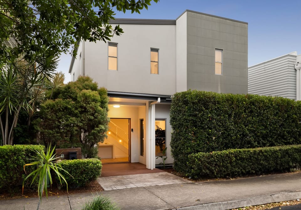 Luxe Sunshine Stunner: Dual Street Access, Dual Living