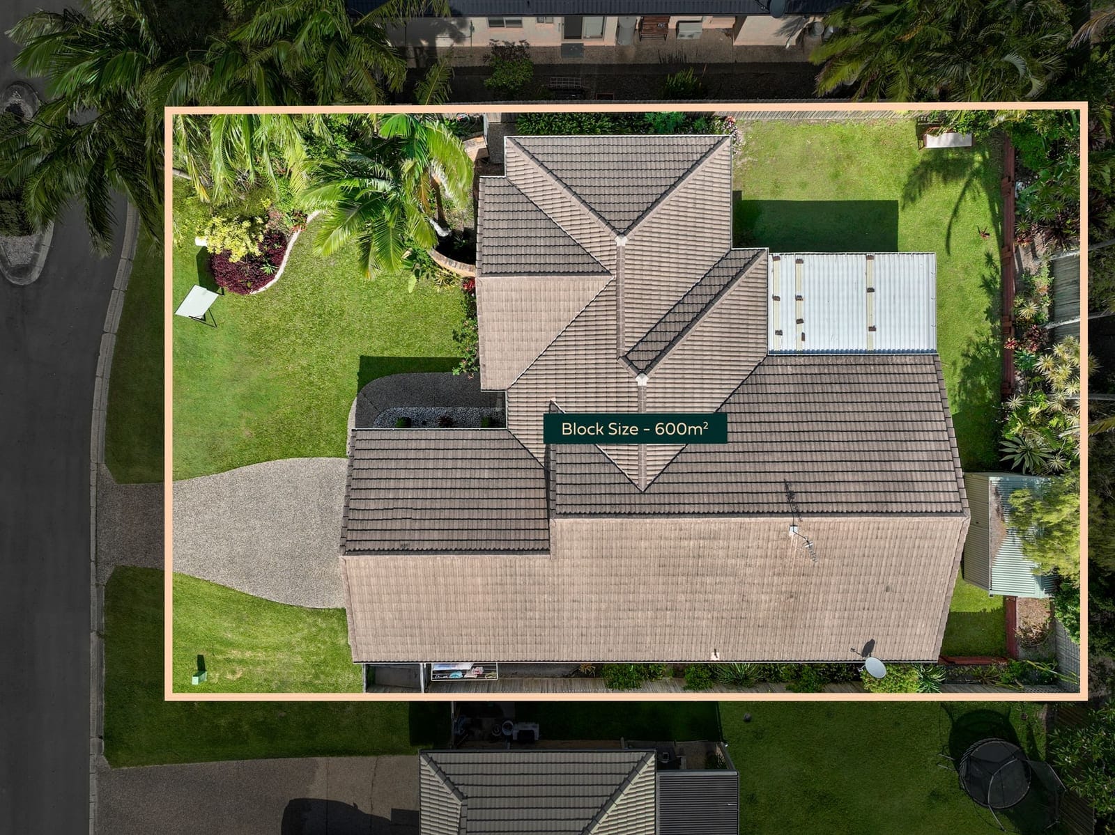 Sunshine Coast Family Living at Its Best – Walk to Everything!