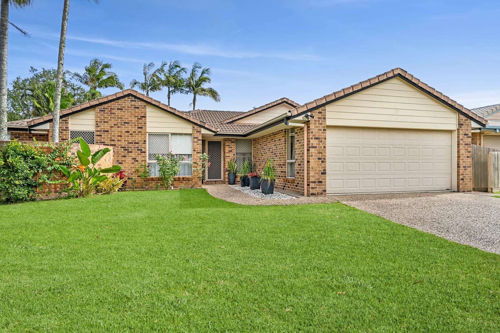 Sunshine Coast Family Living at Its Best – Walk to Everything!