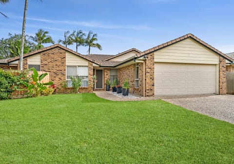 Sunshine Coast Family Living at Its Best – Walk to Everything!