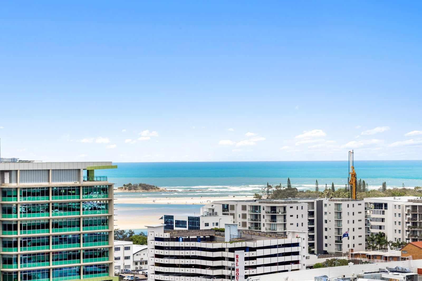 CBD Chic: Dining, Entertainment, Parkland!