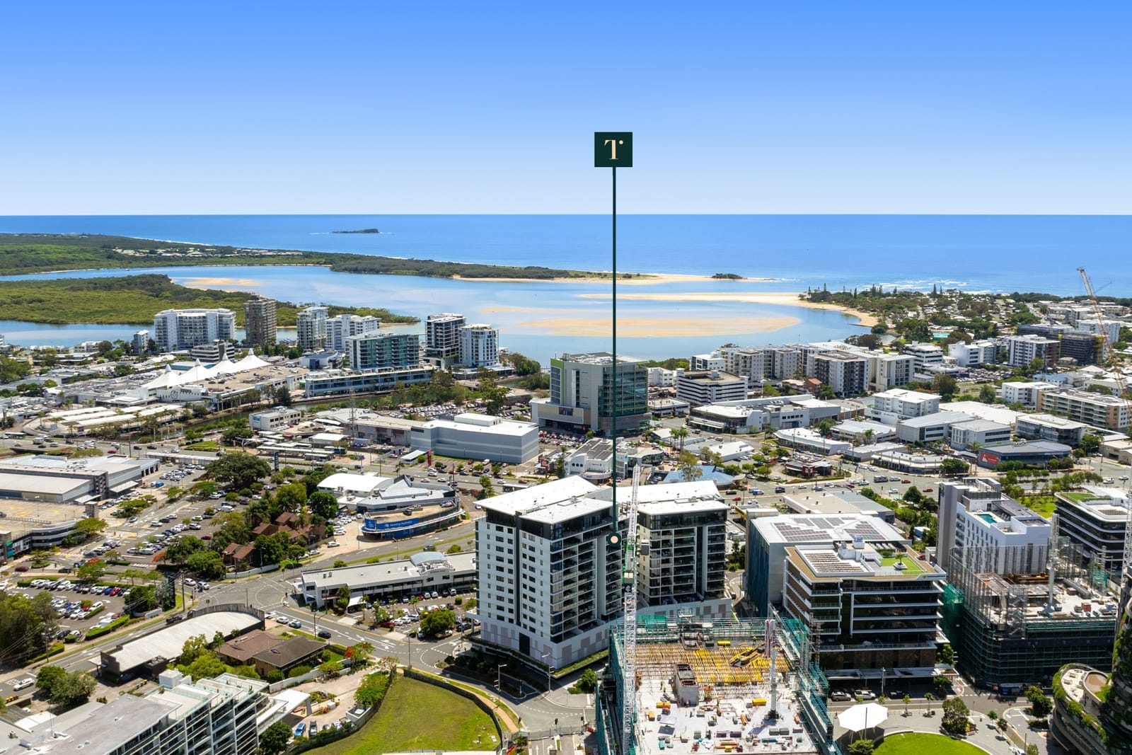 CBD Chic: Dining, Entertainment, Parkland!