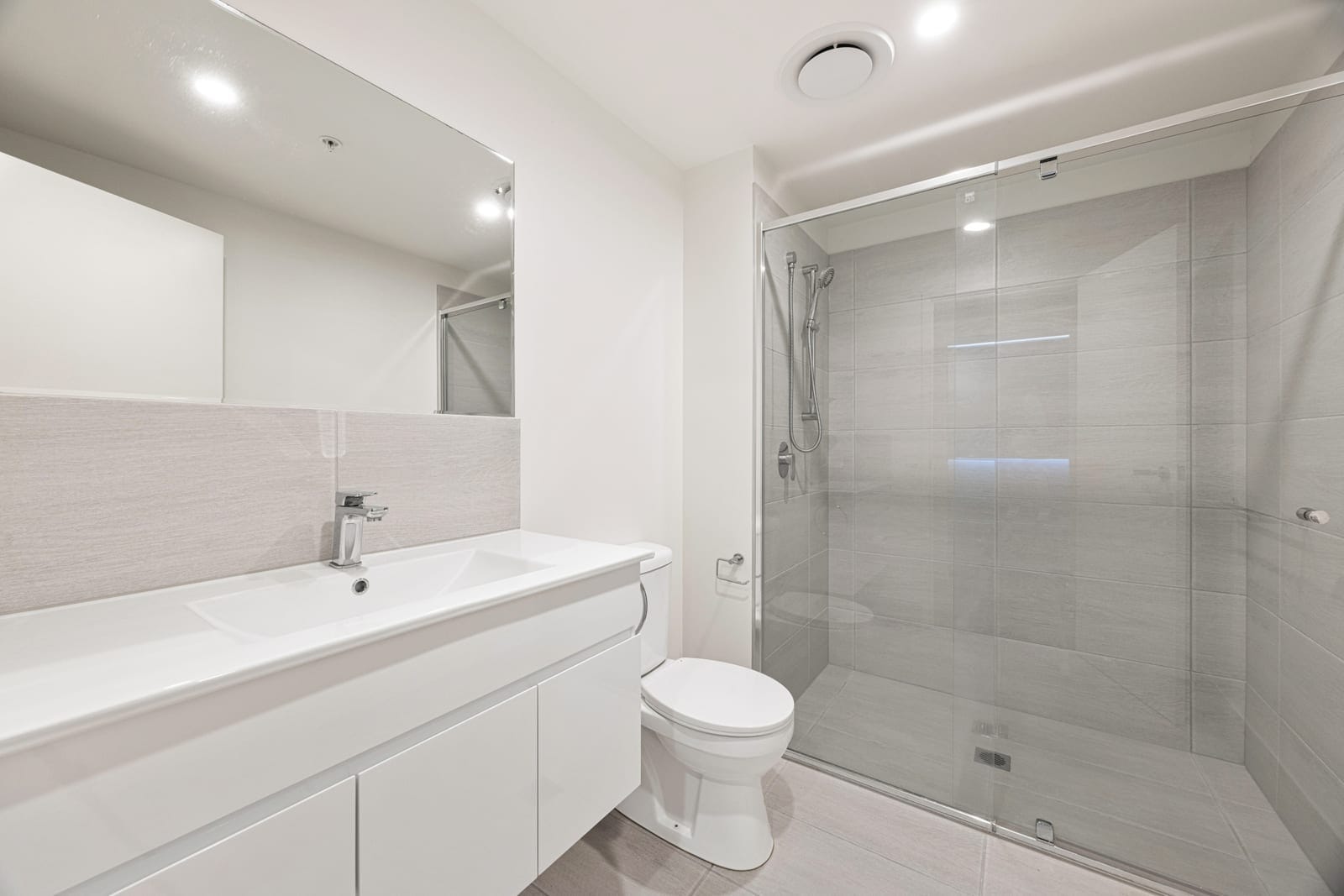 CBD Chic: Dining, Entertainment, Parkland!