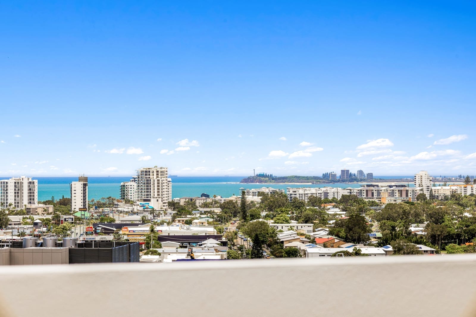 CBD Chic: Dining, Entertainment, Parkland!