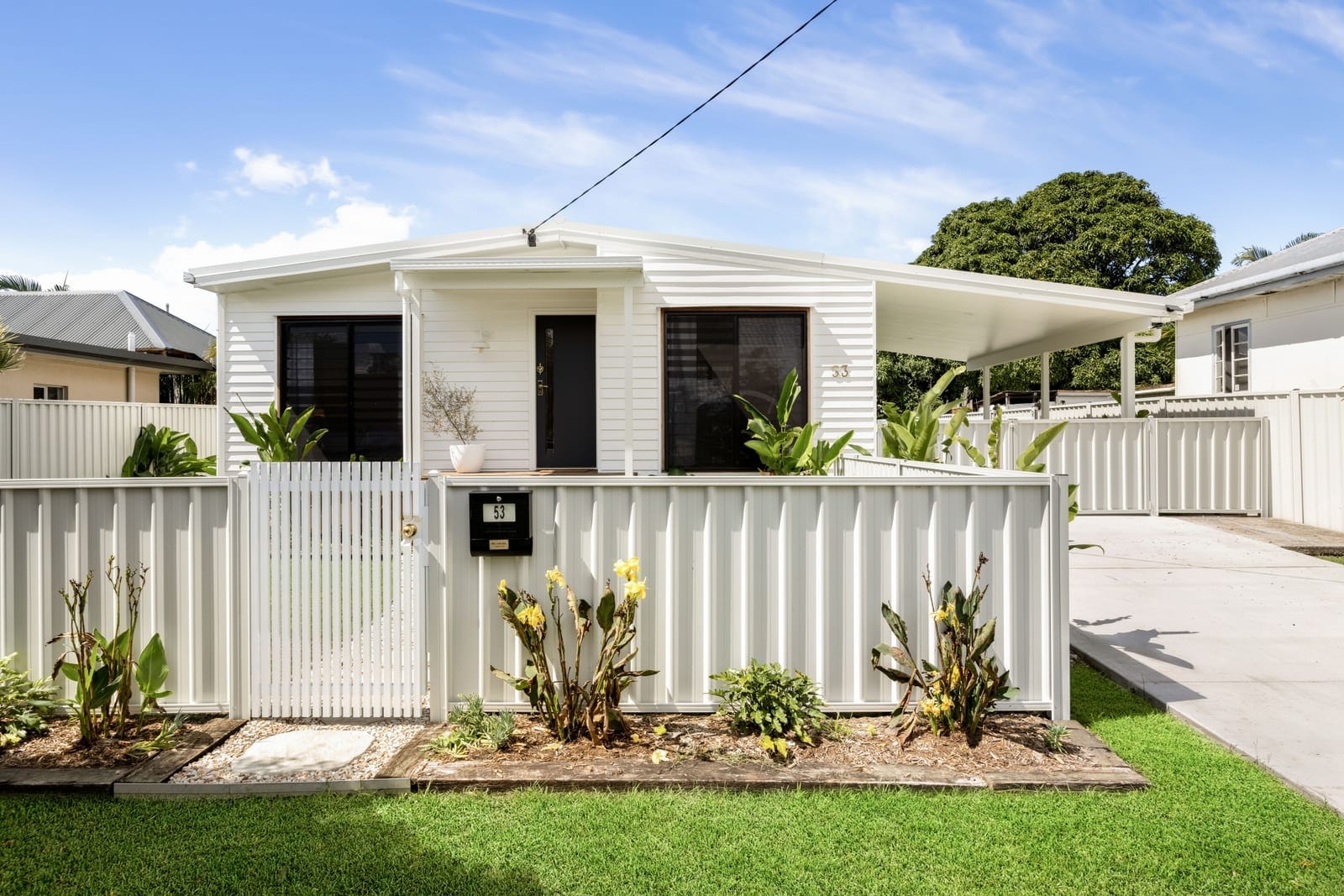 Golden Charmer: Location, Lifestyle with Side Access