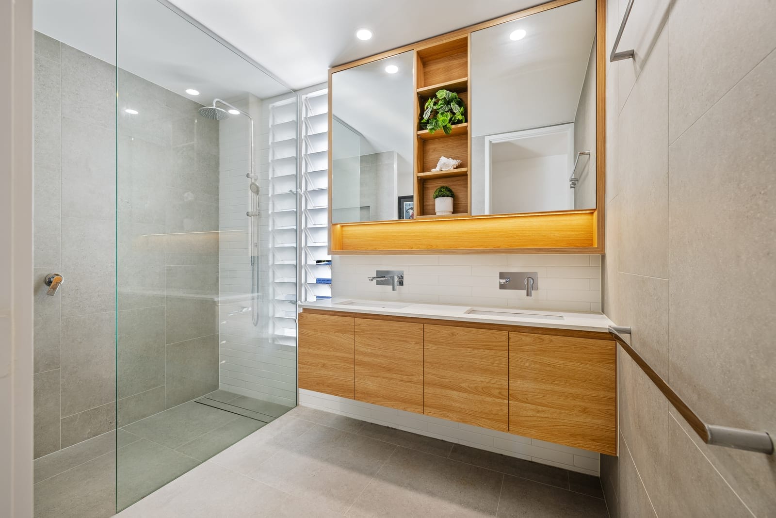 Freehold Beach House With Views and Private Lift