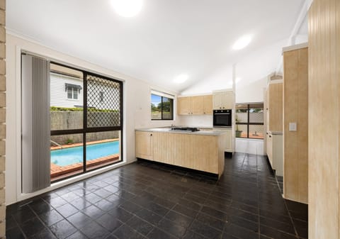 800m2 PRIME Location: Rebuild or Renovate!