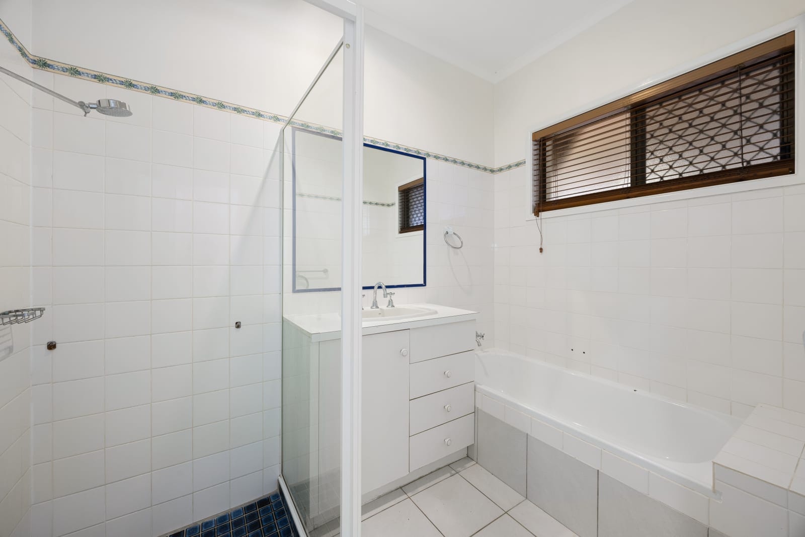 800m2 PRIME Location: Rebuild or Renovate!