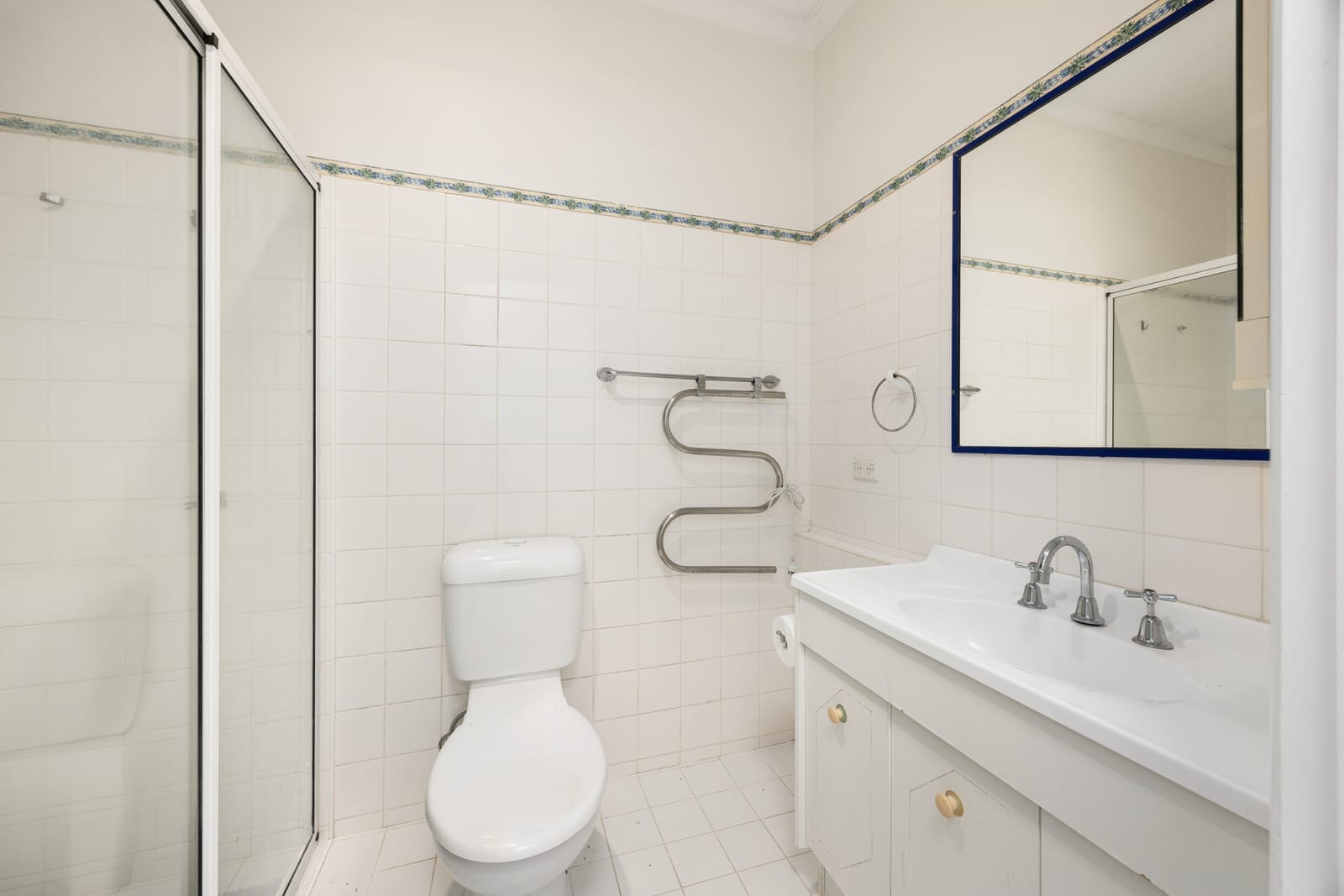 800m2 PRIME Location: Rebuild or Renovate!