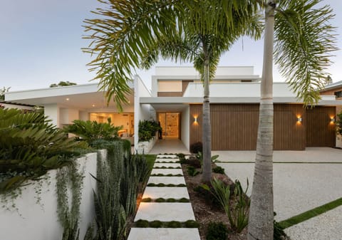 Brand New Bespoke Build: Elegant North Facing Entertainer