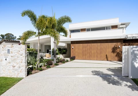 Brand New Bespoke Build: Elegant North Facing Entertainer
