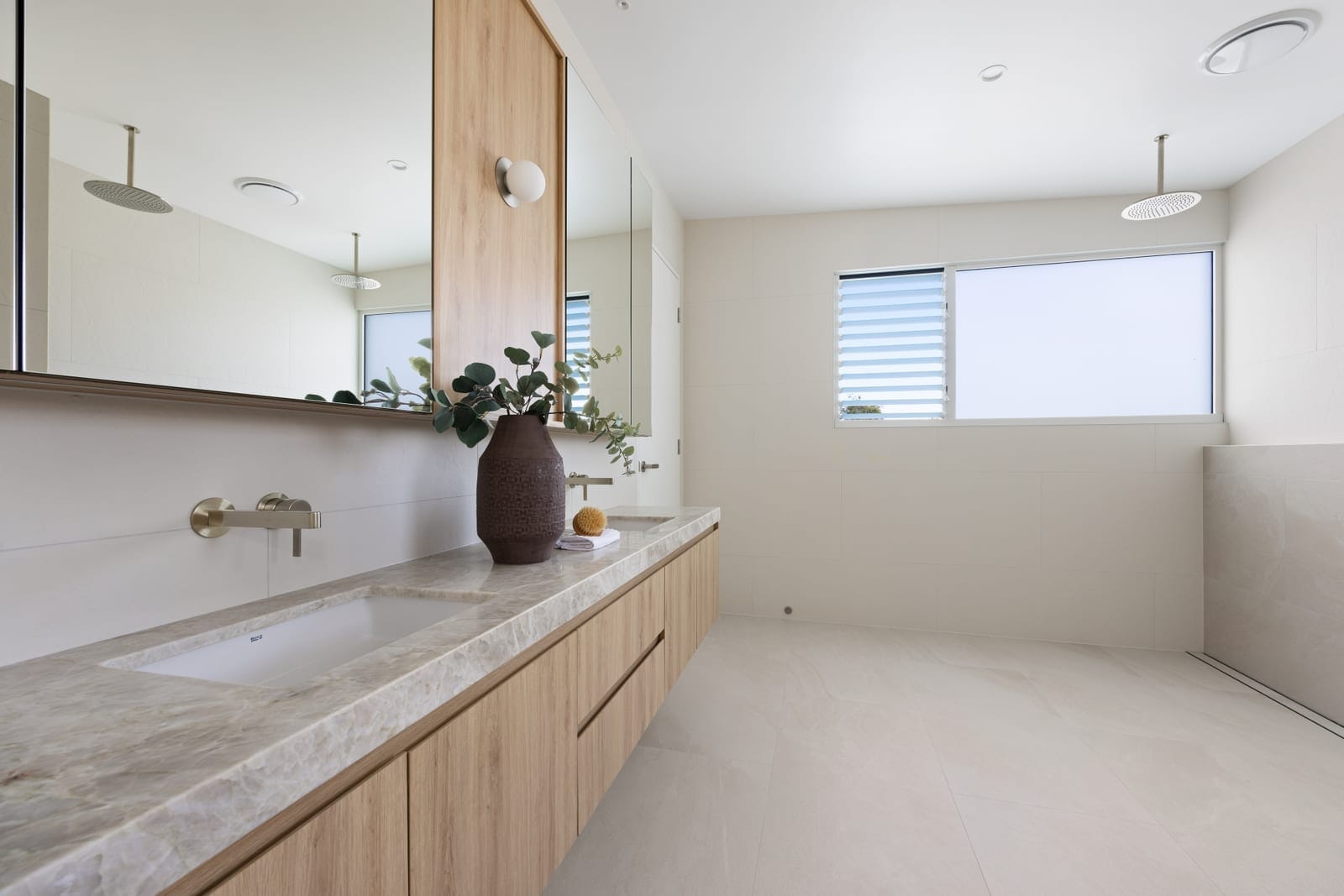 Brand New Bespoke Build: Elegant North Facing Entertainer