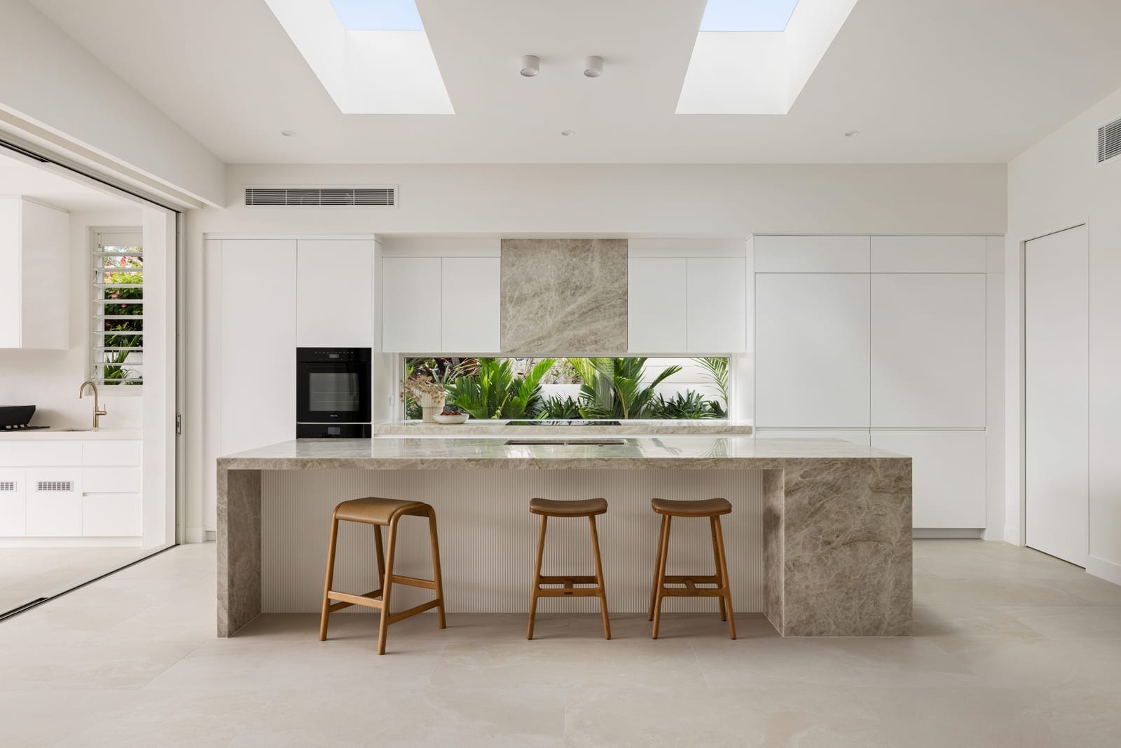 Brand New Bespoke Build: Elegant North Facing Entertainer
