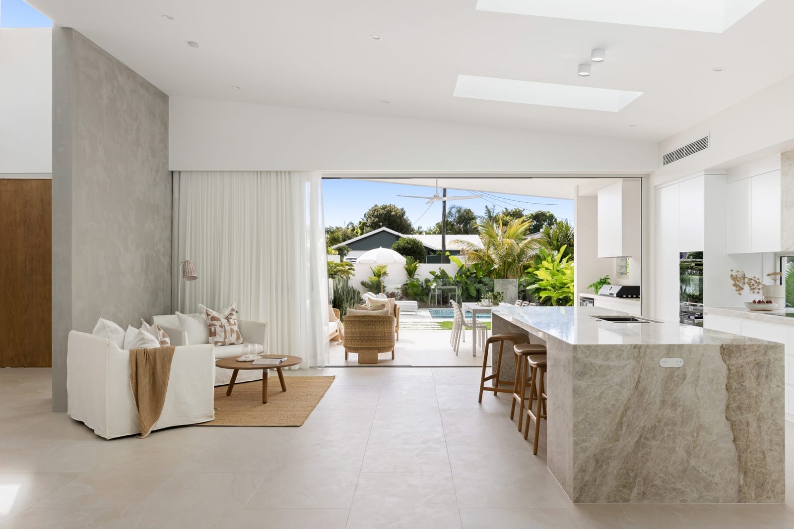 Brand New Bespoke Build: Elegant North Facing Entertainer