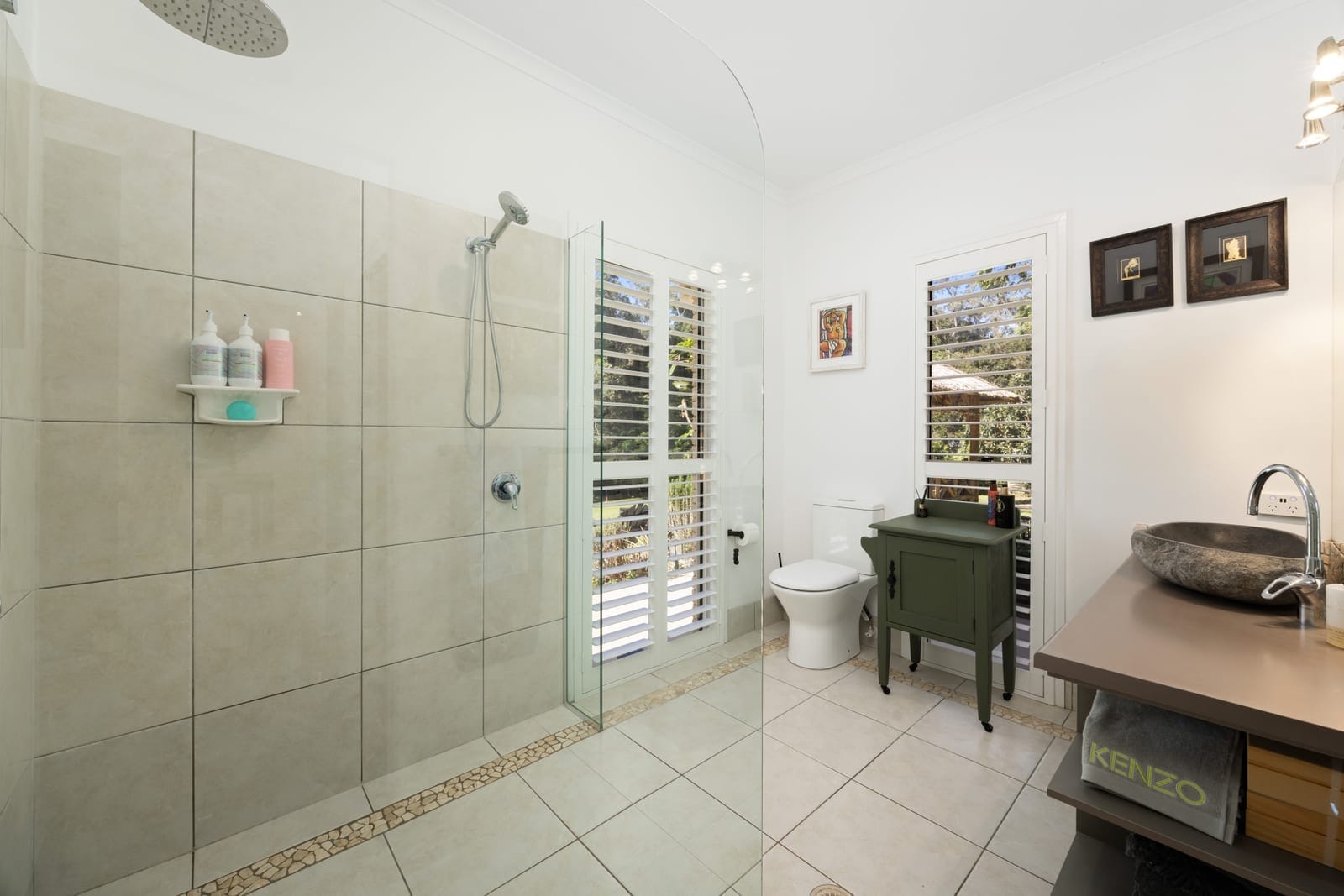 Acreage Stunner: Dual Living, Privacy, Outlook
