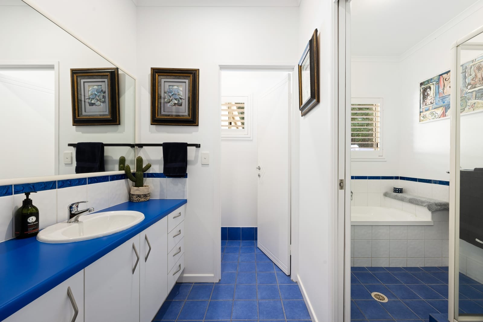 Acreage Stunner: Dual Living, Privacy, Outlook