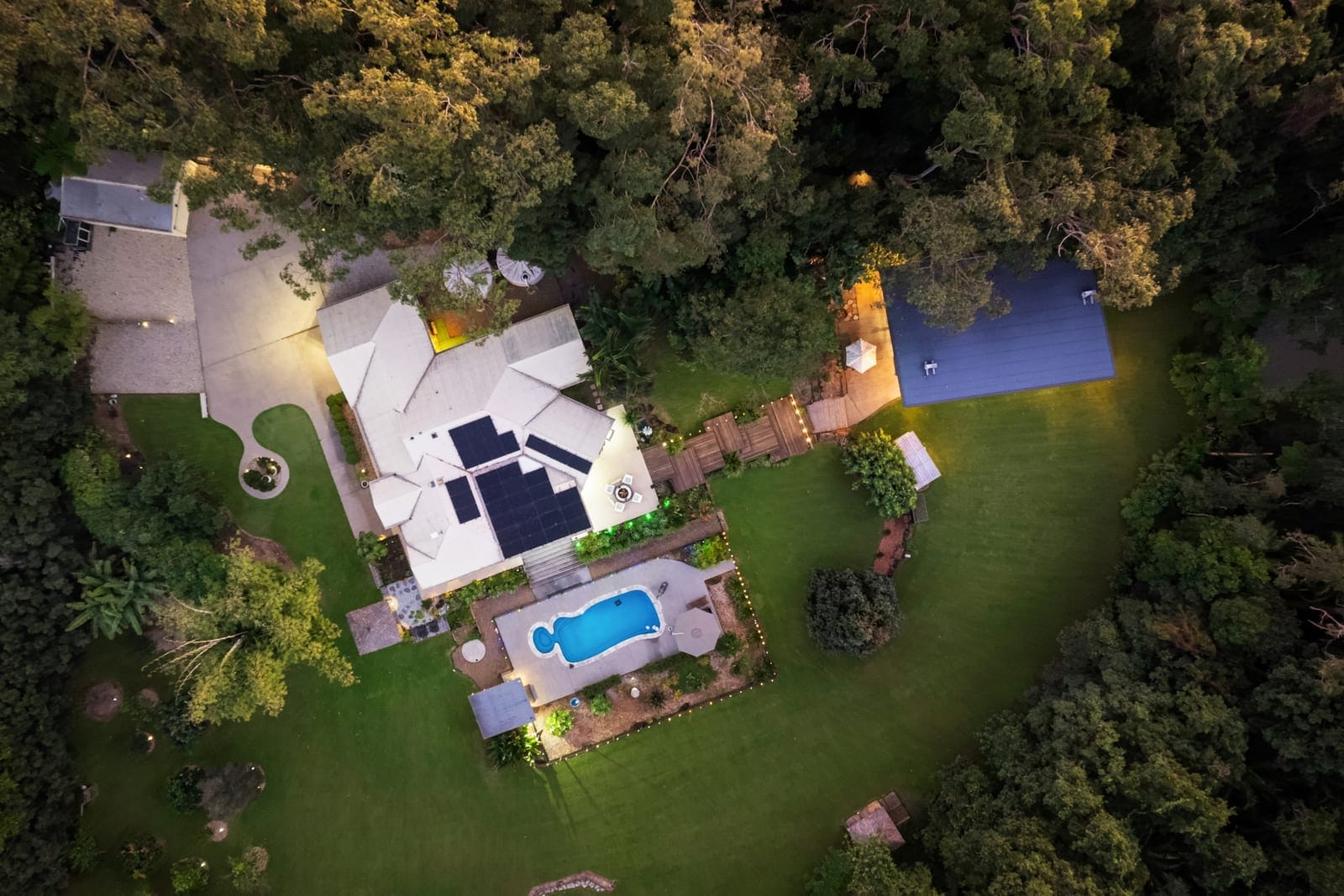 Acreage Stunner: Dual Living, Privacy, Outlook