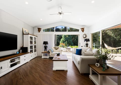 Acreage Stunner: Dual Living, Privacy, Outlook