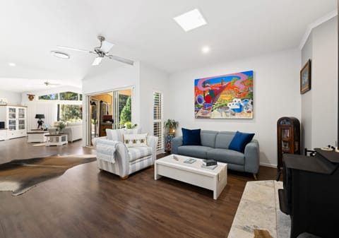 Acreage Stunner: Dual Living, Privacy, Outlook