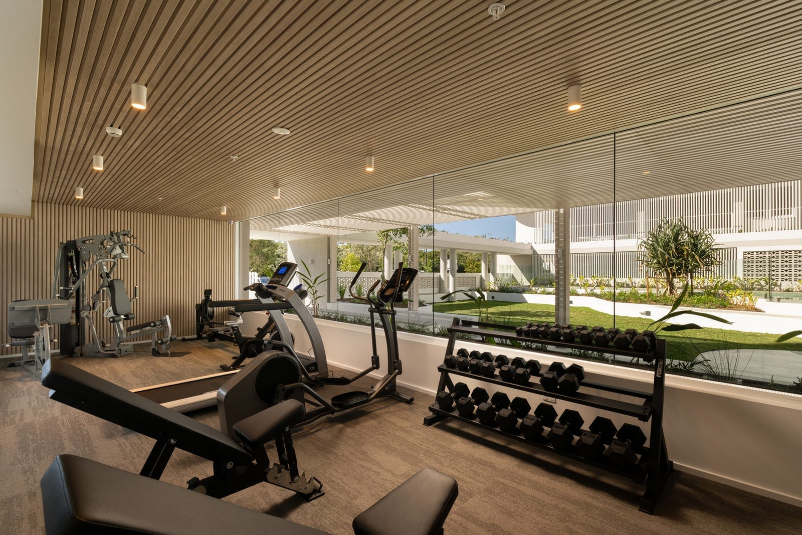 Penthouse Prestige: Rooftop Terrace, Sweeping 180° Ocean Views