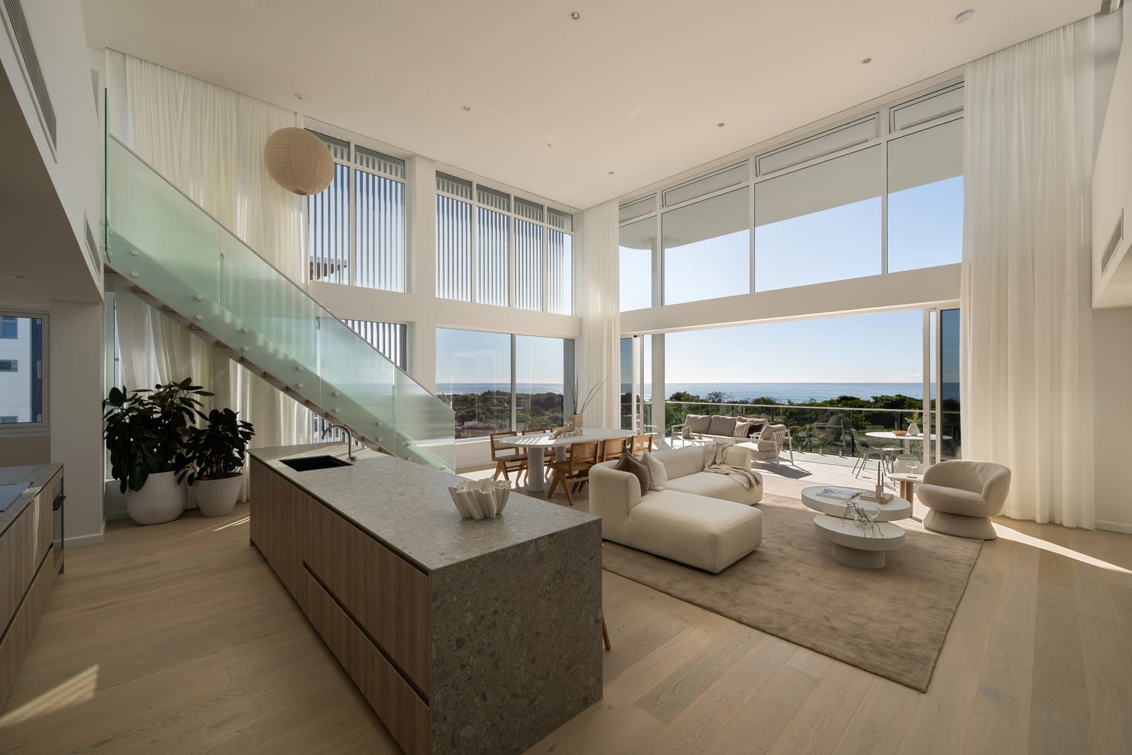 Penthouse Prestige: Rooftop Terrace, Sweeping 180° Ocean Views