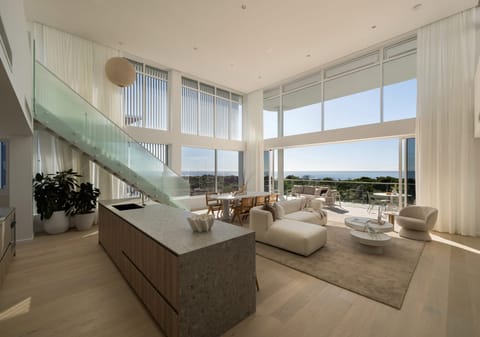 Penthouse Prestige: Rooftop Terrace, Sweeping 180° Ocean Views