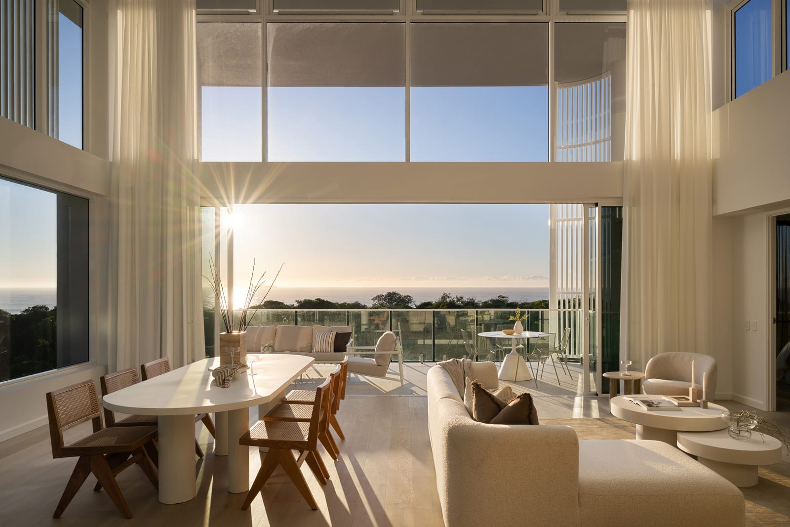 Penthouse Prestige: Rooftop Terrace, Sweeping 180° Ocean Views