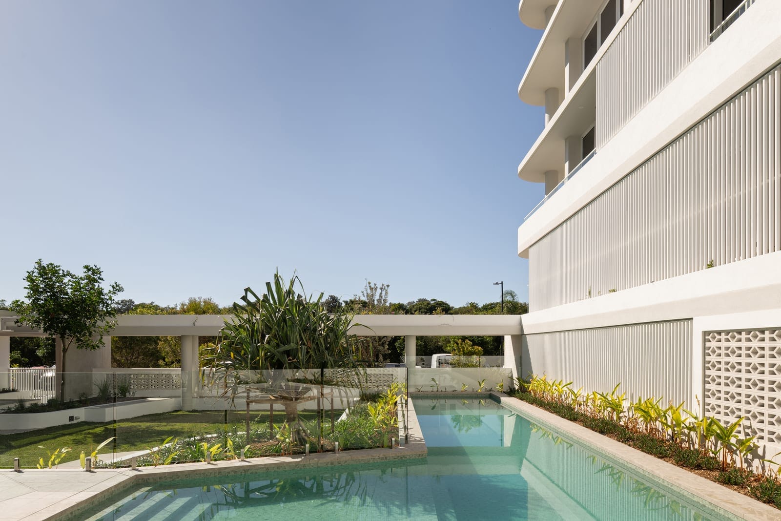 Penthouse Prestige: Rooftop Terrace, Sweeping 180° Ocean Views