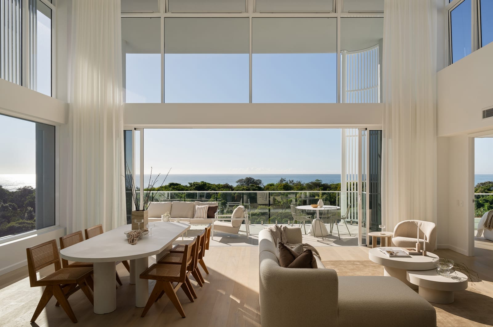 Penthouse Prestige: Rooftop Terrace, Sweeping 180° Ocean Views