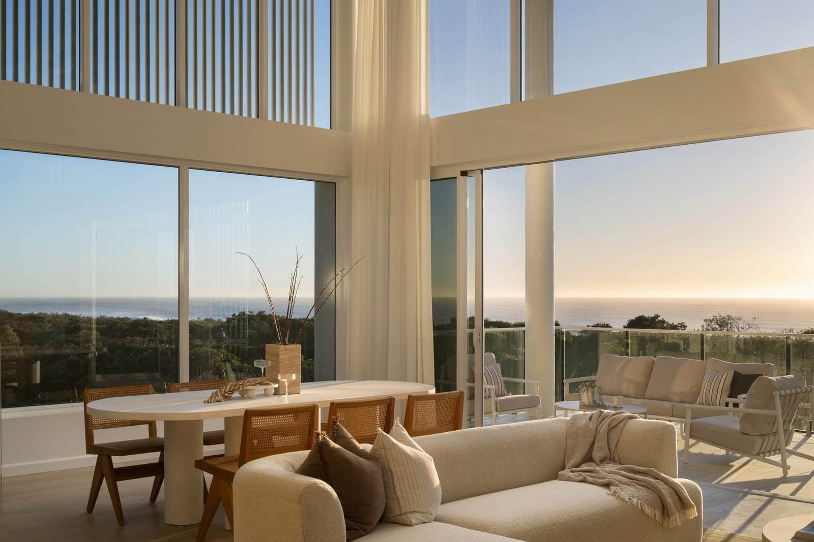 Penthouse Prestige: Rooftop Terrace, Sweeping 180° Ocean Views