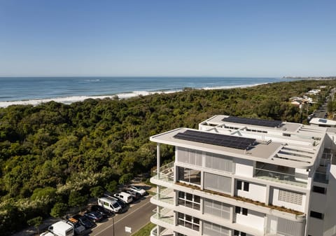 Penthouse Prestige: Rooftop Terrace, Sweeping 180° Ocean Views