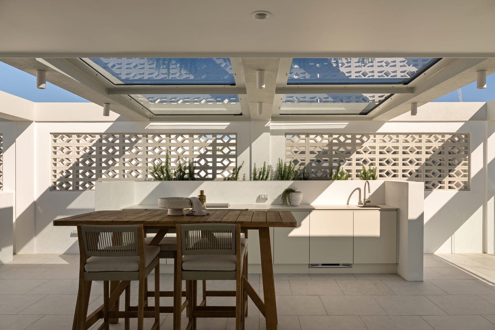 Penthouse Prestige: Rooftop Terrace, Sweeping 180° Ocean Views