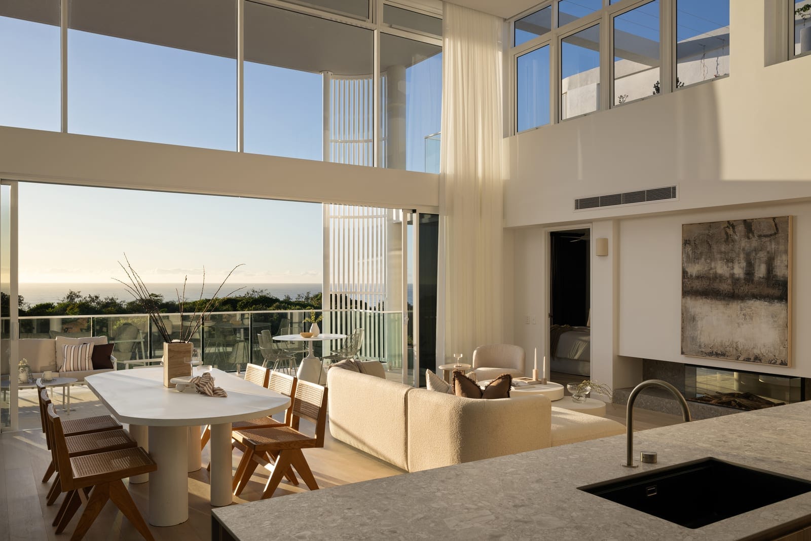 Penthouse Prestige: Rooftop Terrace, Sweeping 180° Ocean Views